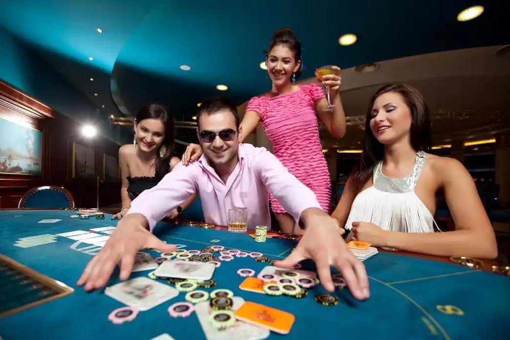 qqmilan link mobile app interface showing live-dealer tables